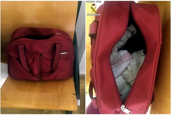 Imagen de la bolsa en la que las dos mujeres intentaban introducir al bebé en Melilla . :: efe
