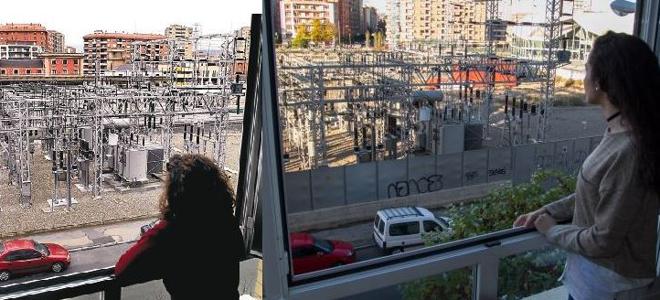 Todo igual (o no) en Marqués de Larios seis años después. Más de seis años separan ambas fotografías, más de seis años en los que Leyre ha pasado de ser una escolar de 11 años a una preuniversitaria de 17. La subestación sigue ahí, eso sí, con valla –que trata de ocultarla– y junto a una estación de trenes donde antes sólo estaba Correos 