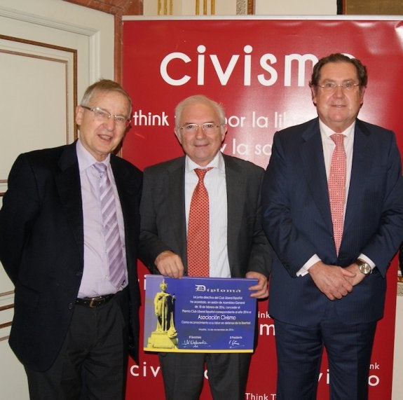 Juergen Donges, miembro del consejo asesor de Civismo; Julio Pomés, su presidente; y Carlos Entrena, presidente del Club Liberal Español.
