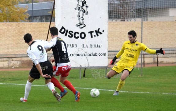 Pinillos, portero del Varea, despeja el balón ante Sota y Gómez. :: 