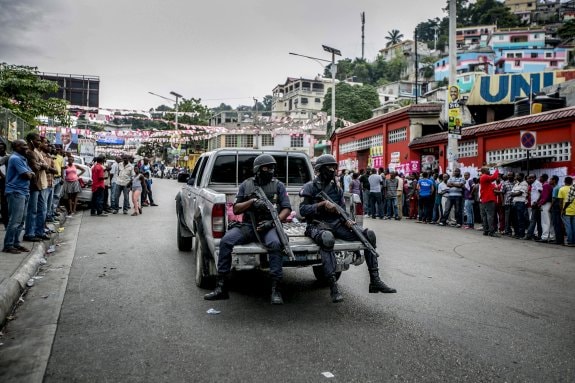 Policías patrullan por las calles de la capital haitiana, Puerto Príncipe, durante la jornada electoral. :: Bahare Khodabande / efe