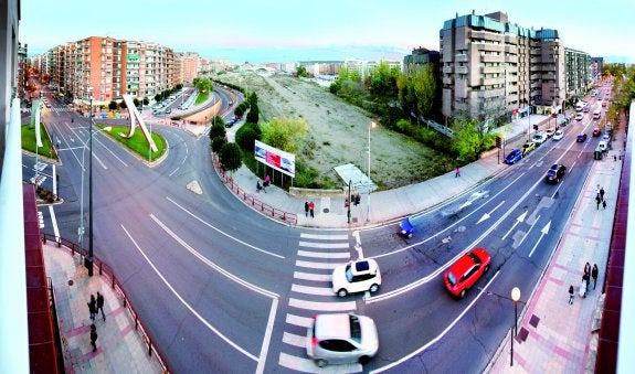 Imagen de la fase 1 del soterramiento, aún pendiente de culminar, con la estación de trenes y el parque al fondo. :: 