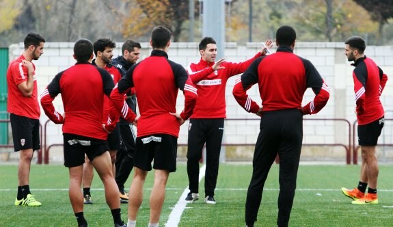 Sergio Rodríguez, en el entrenamiento matinal del viernes pasado, con sus jugadores. :: jonathan herreros