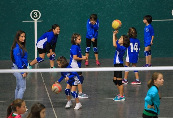 Un equipo calienta antes de comenzar su partido. :: F.D.