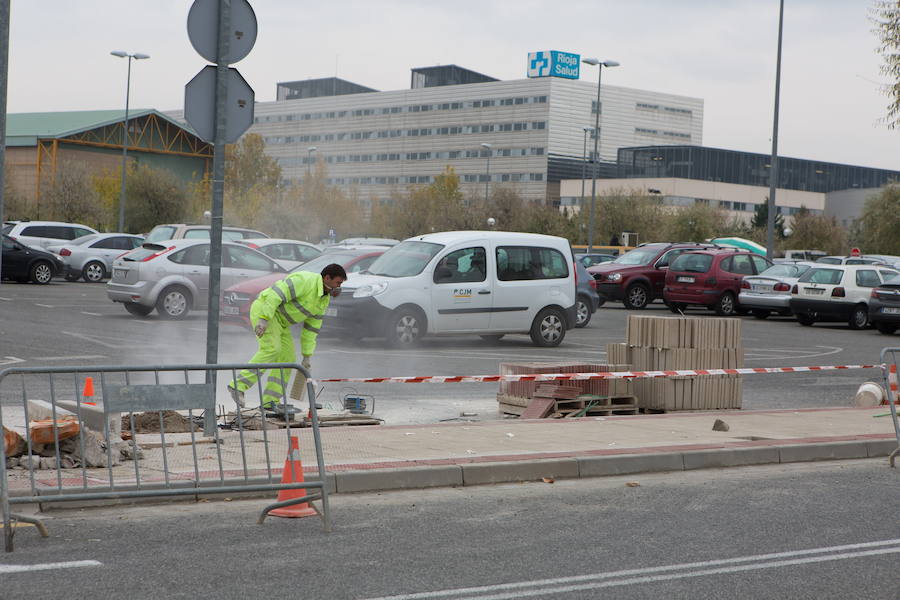 Un operario trabaja en el entorno del parking del hospital San Pedro. 