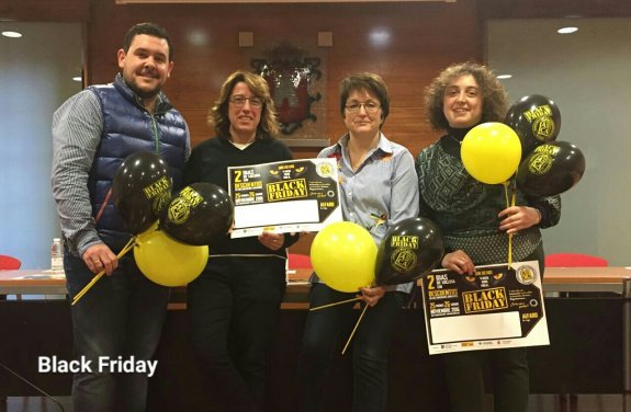 Representantes del Ayuntamiento y de Adeca, con la campaña. :: 