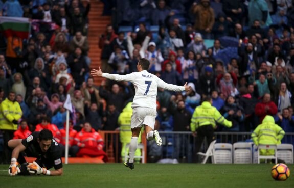 Cristiano Ronaldo festeja su primer gol, con Mariño sobre el césped del Santiago Bernabéu. :: efe