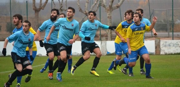 Jugadores del Agoncillo y el Rápid esperan una falta colgada sobre el área visitante en el primer tiempo. :: sergio martínez