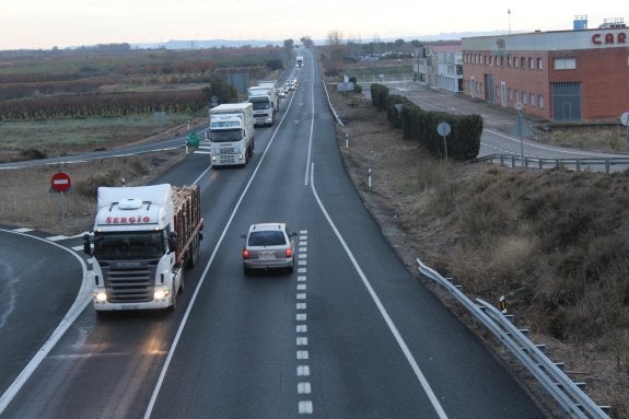 La nacional N 232 a su paso por Rincón de Soto, uno de los puntos conflictivos de la vía. 