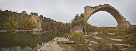 La quietud del paraje donde se ubica el Puente Mantible (en la imagen esta semana) contrasta con la actividad comercial que registró en la época romana. 