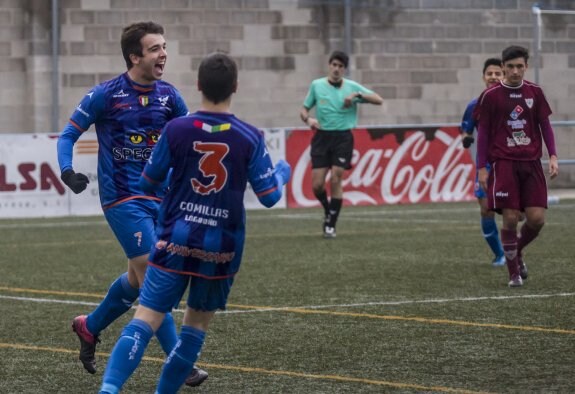 Alberto Ocón y Andoni celebran el primer gol del Comillas. :: j. r.