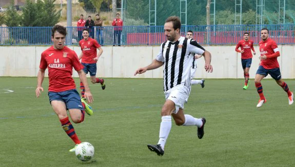 El blanquinegro Aimar Gulin conduce el balón durante el partido entre el Vianés y el Haro. :: M. HERREROS