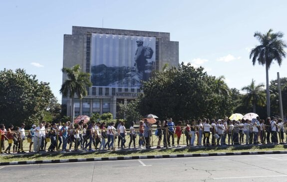 Miles de personas acceden al Memorial José Martí de La Habana, donde hasta esta tarde pueden despedir a Fidel Castro. :: reuters