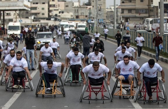 Carrera entre palestinos veteranos de guerra en Gaza. :: afp
