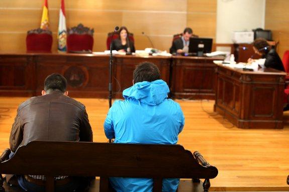 Ruiz Vidal, de azul, durante un juicio celebrado en junio del 2015 en los juzgados de Logroño. :: juan marín
