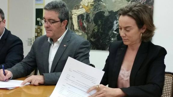 C's y Gamarra firman el acuerdo para la abstención naranja en los presupuestos