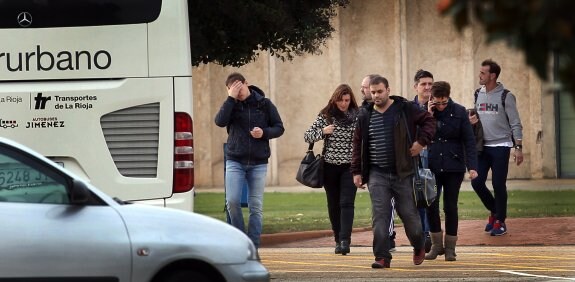 Trabajadores de la empresa saliendo de la planta ayer, último día de producción de la factoría. :: justo rodríguez
