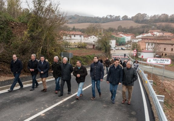 Visita a la nueva carretera, en la travesía de Gallinero de Rioja. 