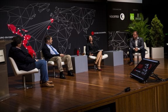 Abello, Rubido, Ortiz y Lana, durante la mesa redonda. :: e.v.