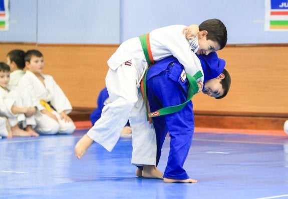 Encuentros. Dos jovencísimos judokas disputan un combate sin borrar las sonrisas de sus rostros.