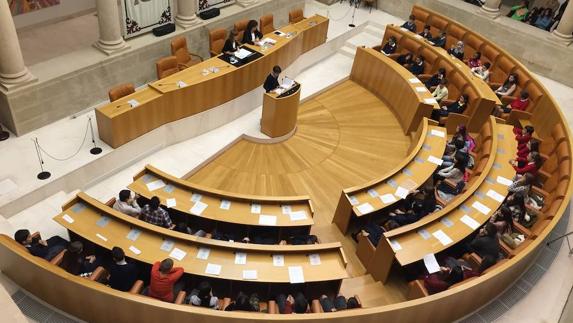 Los niños leen el articulado de la Constitución en el Parlamento de La Rioja. 