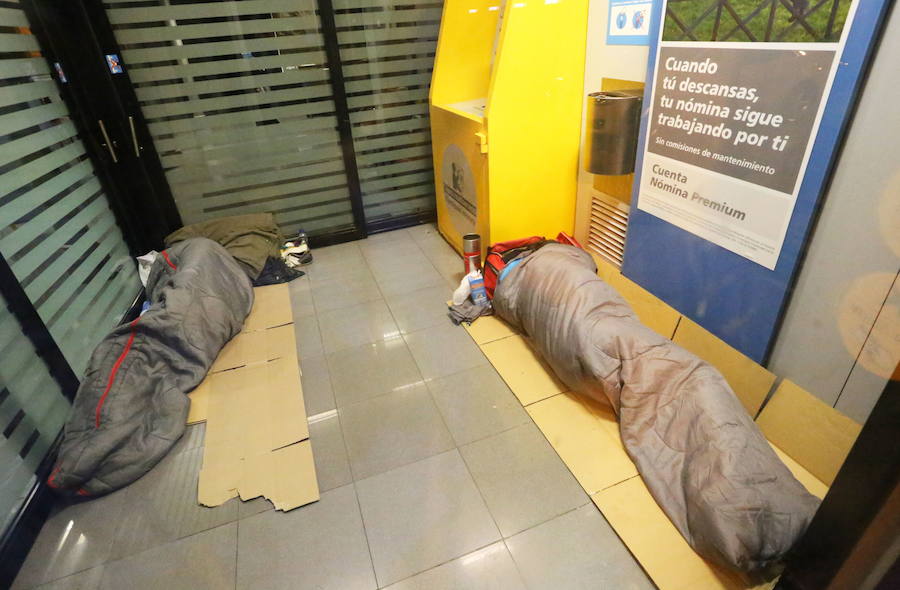 Dos personas duermen en una oficina bancaria. 