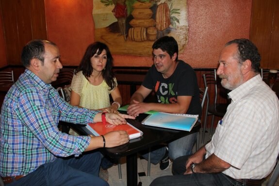 Fernández (C's), Martínez (PSOE), Sáenz (PR+) y Cámara (IU) en la primera reunión del 2015. :: D.M.A.