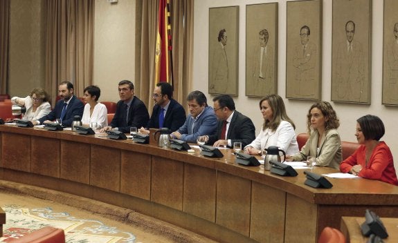 Fernández (quinto por la derecha), el pasado octubre, en la primera reunión del grupo socialista tras la caída de Pedro Sánchez. 