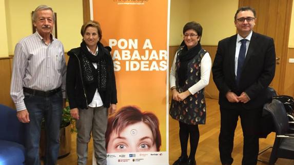 González Menorca (iz.) junto a la alcaldesa de Alfaro Yolanda Preciado. 