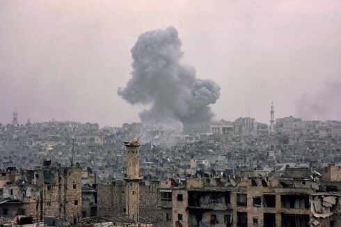 Una columna de humo se eleva desde la zona del casco histórico de Alepo. :: G. Ourfalian / afp