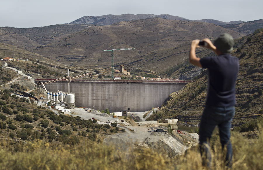 Aspecto de las obras paralizadas de la presa de Enciso. 