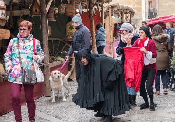 Animación en el Mercado Medieval, con un toro muy singular. ::