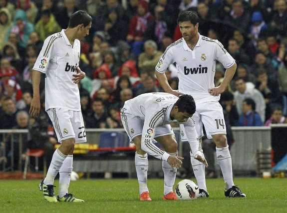Di María conversa con Xabi Alonso mientras Ronaldo coloca el esfértico. :: efe
