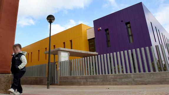 Un niño camina en el entorno de la guardería de El Arco. 