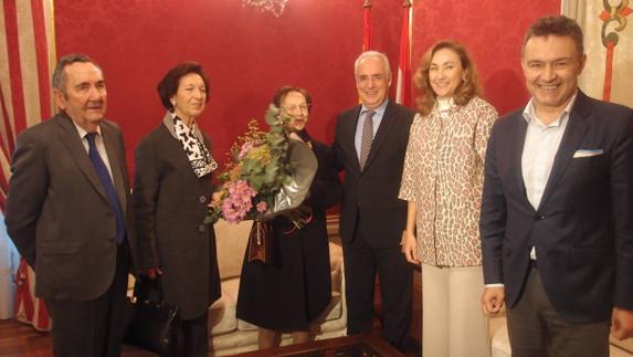 Concepción Mendoza recibió un ramo de flores por su cumpleaños. 