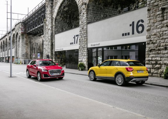 Dos vistosos modelos de Audi Q2, el vehículo que mejor resultado ha obtenido en las últimas pruebas Euro NCAP. :: L.R.M.