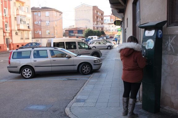 Una usuaria reserva el tiempo para aparcamiento en la zona azul de avenida República Argentina. :: E.P.