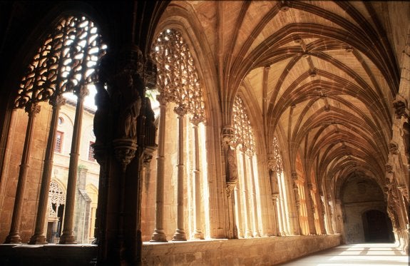 Claustro de los Caballeros de Santa María la Real de Nájera, uno de los lugares emblemáticos del monasterio riojano. :: fernando díaz