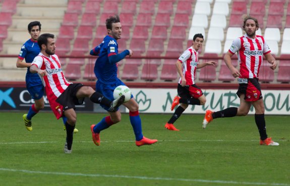 Muneta juega el balón ante la llegada de Goñi. Por delante de él, Mendi y más abierto, Jaime Paredes. :: 