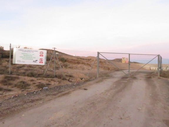 Imagen de la entrada del vertedero de FCC en Arnedo, en la que se describe su uso para residuos industriales. :: E.P.