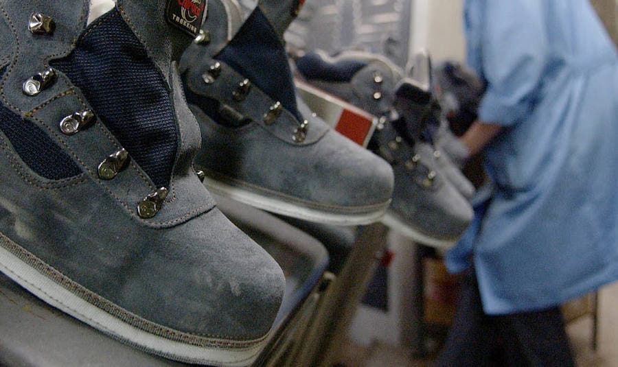 Un par de botas en pleno proceso de fabricación en una fábrica arnedana. 