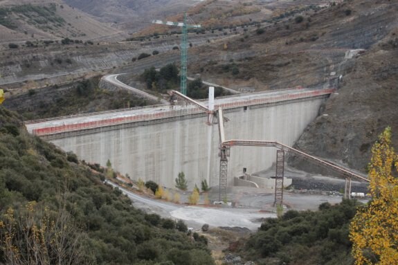 La presa de Enciso cumple ahora un año sin actividad y la empresa abandonaba en noviembre sus instalaciones. :: e.p.