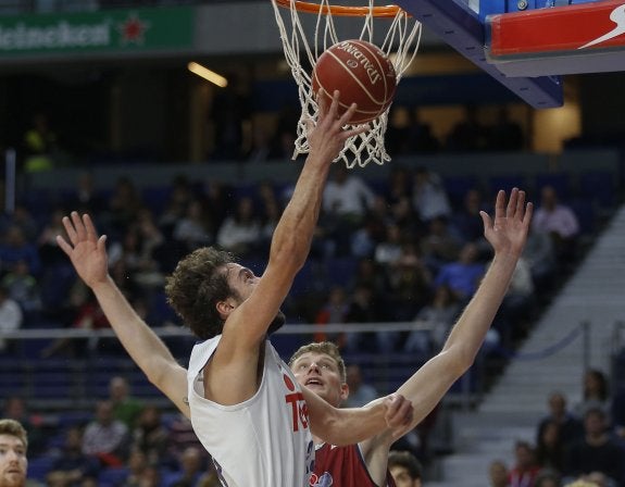 Sergio Llull entra a canasta ante Arten Pustovyi. :: efe