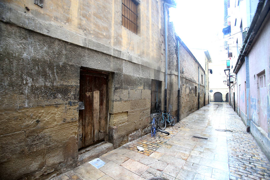 Detalle de la puerta que se buscaba al fondo de la calle Cerrada. 