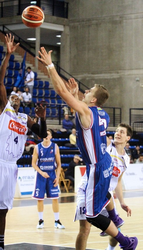 Gerun trata de superar a Samb en el triunfo ante el Palencia. :: 