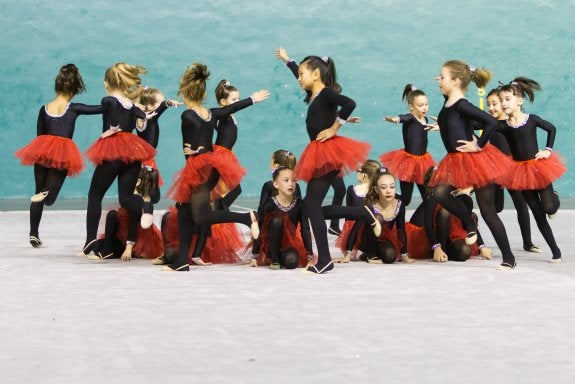 En grupo. Coreografía sobre el tapiz, en el polideportivo de Las Gaunas.
