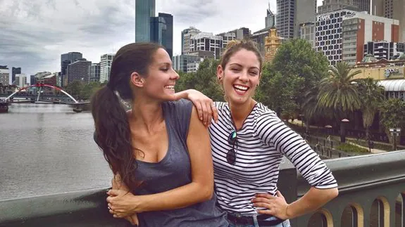 Las hermanas Leonor y Rosa Láinez en The Yarra River en Melbourne (Australia). :: l.r.