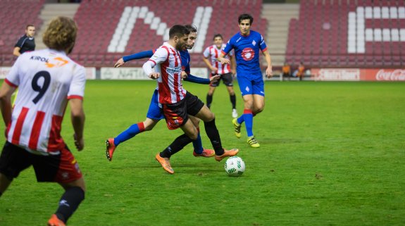 Ferrone juega el balón ante le presión de Goñi, en el partido entre UD Logroñés y Amorebieta. :: 