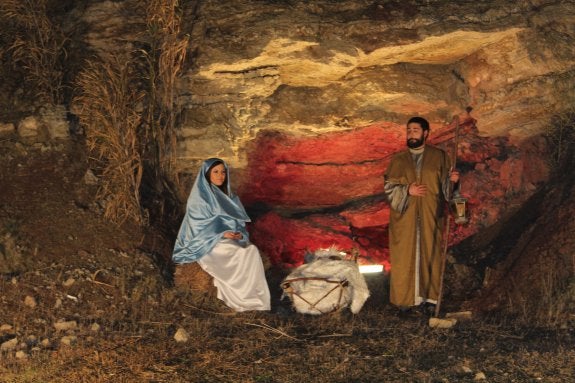 Representación del nacimiento del Niño Jesús en un establo, junto a José y María. :: m. f.