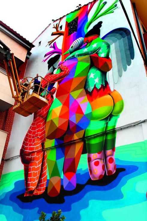 Ya lucen vistosas 'Las tres Gracias' de Okuda en un muro de la localidad. :: m.f.